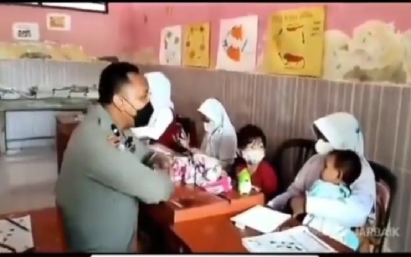  Viral Video Bocah Yatim Bersekolah Sambil Mengasuh 2 Adiknya, Ini Respons Hotman Paris