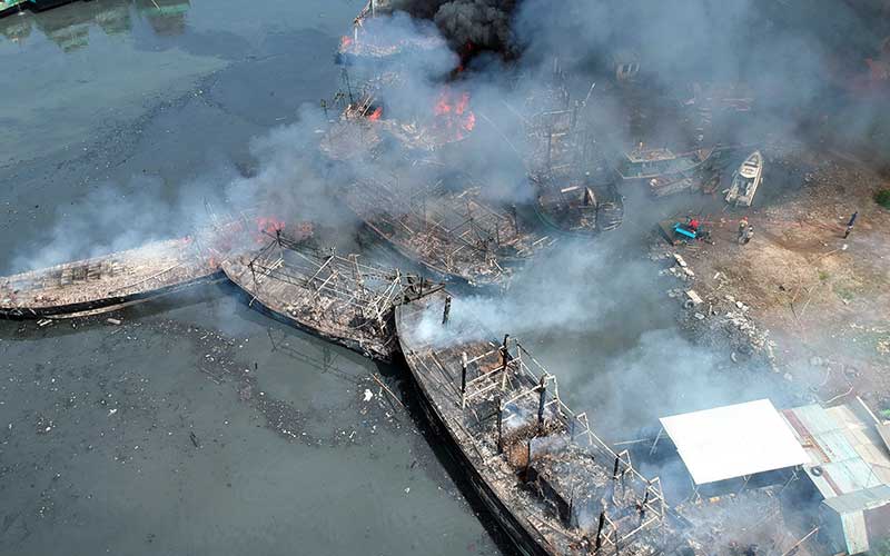  Sebanyak 13 Kapal Nelayan di Tegal Hangus Terbakar