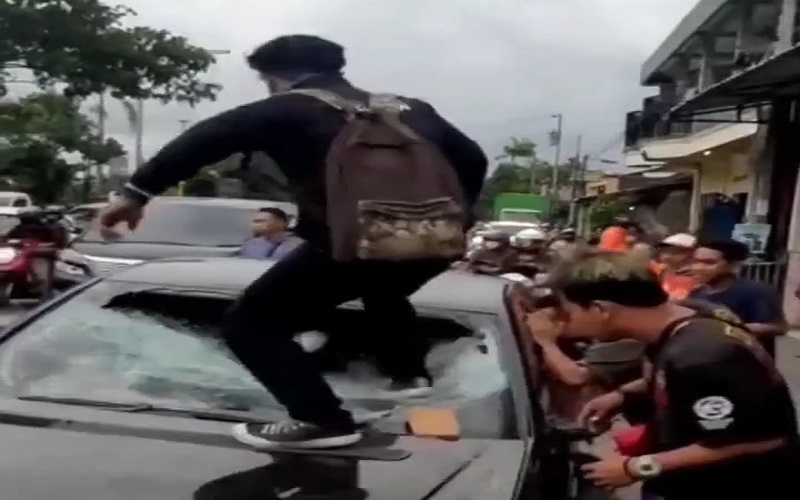  Video Massa Rusak Mobil Mercy dan Aniaya Pengemudinya di Yogyakarta Viral di Medsos, Ini Fakta Lengkapnya