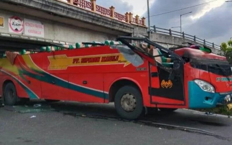  Bus Menabrak Fly Over di Padang Panjang, 17 Penumpang Dievakuasi