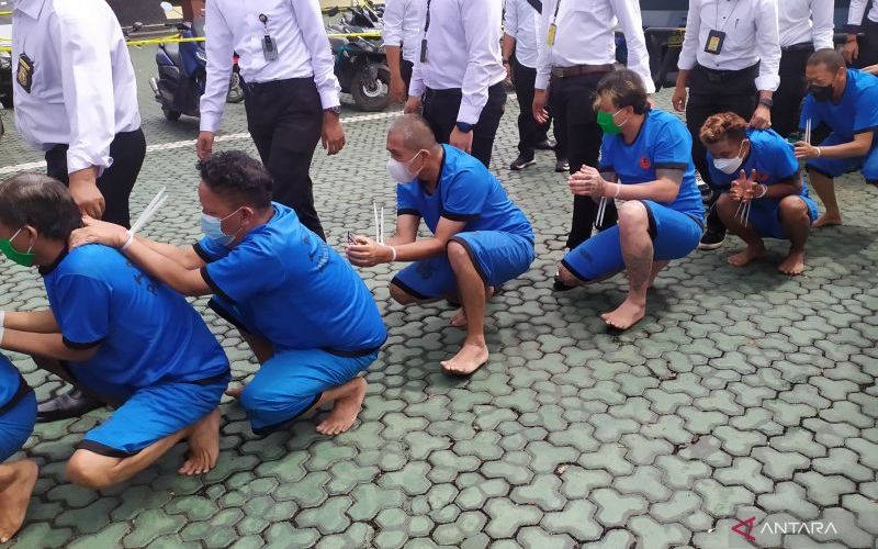 Polisi menunjukkan anggota GMBI yang menjadi tersangka kasus perusakan fasilitas di Polda Jawa Barat - ANTARA/Bagus Ahmad Rizaldi