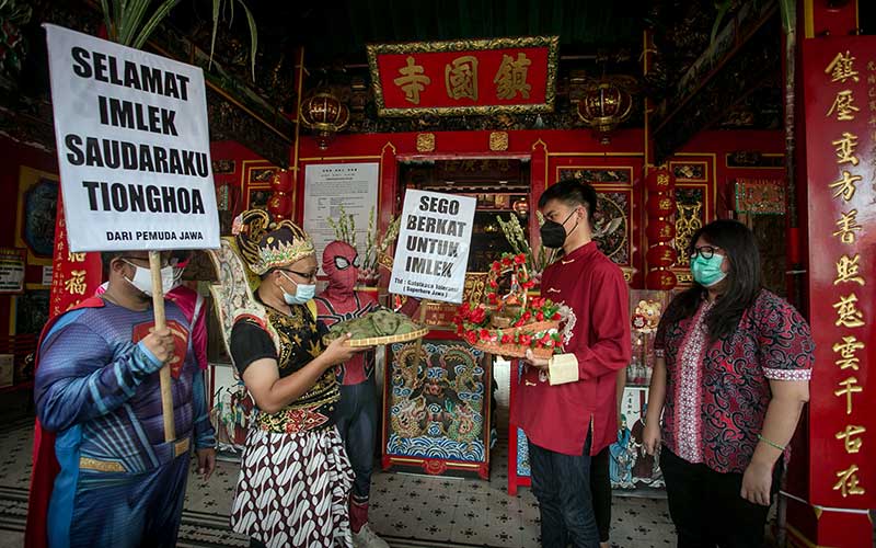  Warga di Solo Gunakan Kostum Superhero Beri Ucapan Imlek di Klenteng