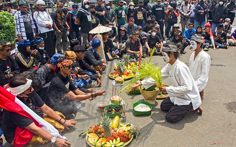  Warga Karawang Berunjukrasa Meminta Penutupan Permamen Tambang Batu Andesit