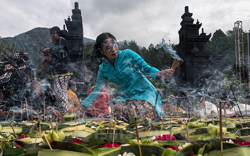  Seribu Sesaji dan Dupa di Candi Gedongsongo