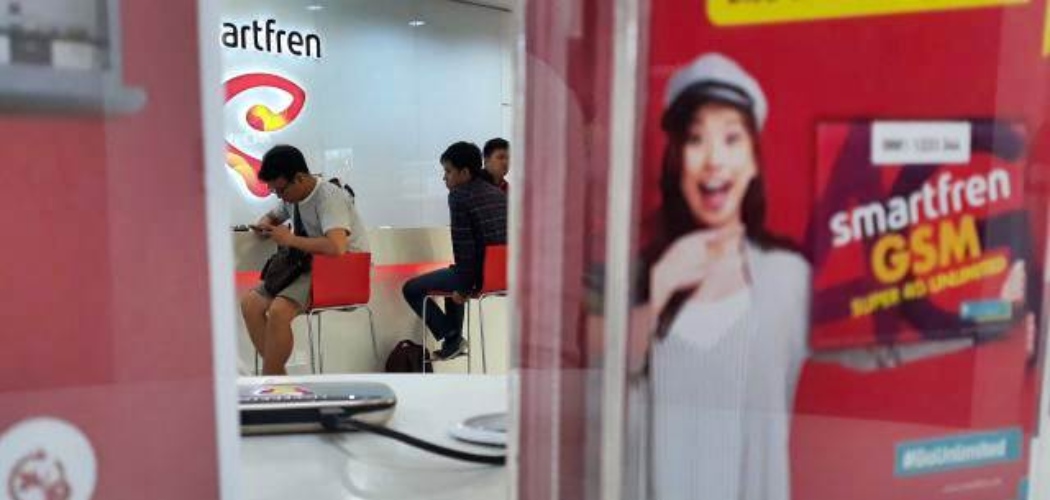 Pelanggan menunggu pelayanan di gerai Smartfren, Serpong, Tangerang Selatan, Sabtu (5/1/2019). /Bisnis-Endang Muchtar