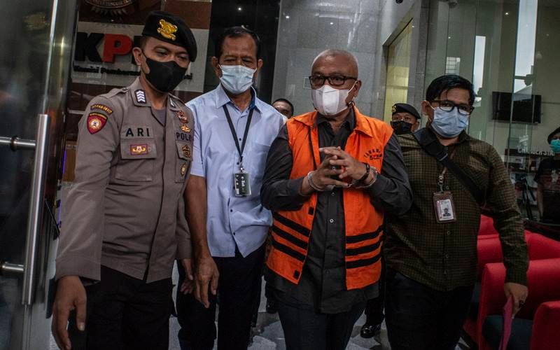 Mantan Bupati Kabupaten Buru Selatan Tagop Sudarsono Soulisa (kedua kanan) berjalan keluar dengan menggunakan rompi tahanan KPK usai menjalani pemeriksaan di gedung KPK, Jakarta, Rabu (26/1/2022)./Antara