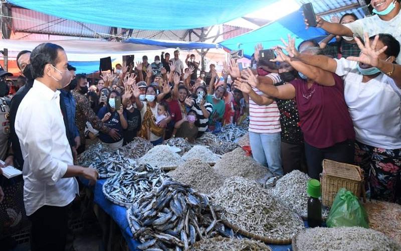  Jokowi Bagikan Bantuan Modal untuk Pedagang di Pasar Porsea