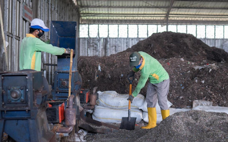 Pekerja di Kelompok Swadaya Masyarakat Kedung Randu tengah mengolah sampah./Istimewa-PT BAJ