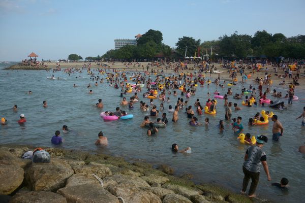 Wisatawan berenang di kawasan Pantai Sanur, Bali, (Ilustrasi)/ANTARA FOTO-Wira Suryantala