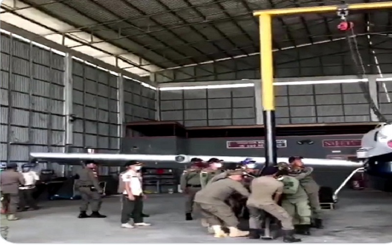 Tangkapan layar video saat Satpol PP berusaha mengeluarkan pesawat Susi Air/Twitter