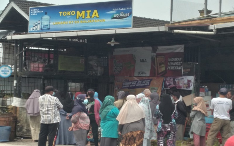Antrean pembeli minyak goreng di Kota Balikpapan.