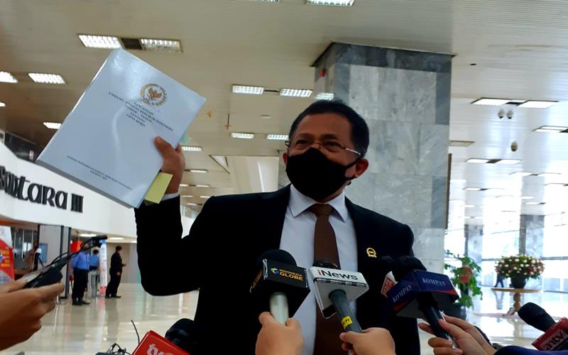 Sekjen DPR Indra Iskandar menunjukkan naskah UU Cipta Kerja sebelum diserahkan kepada Pemerintah, Rabu (14/10/2020). JIBI/Bisnis-John Andi Oktaveri