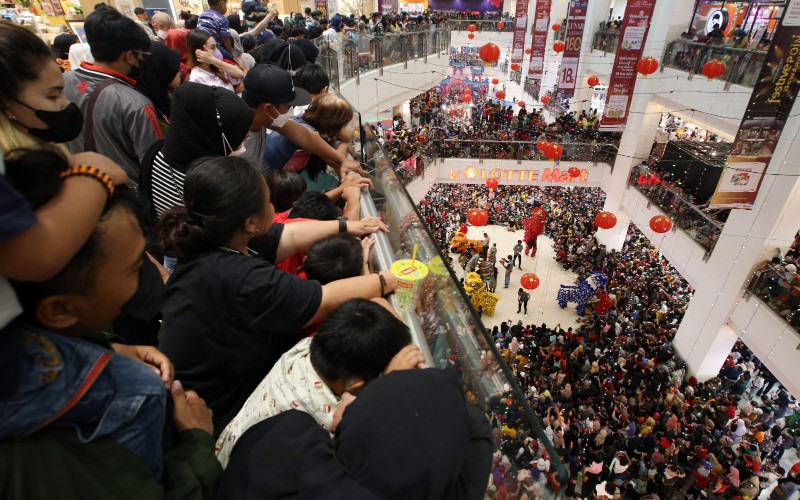 Kepadatan pengunjung saat menyaksikan atraksi barongsai bertajuk War of Barongsai di Mal Festival Citylink, Bandung, Jawa Barat, Selasa (1/2). /Bisnis-Rahman