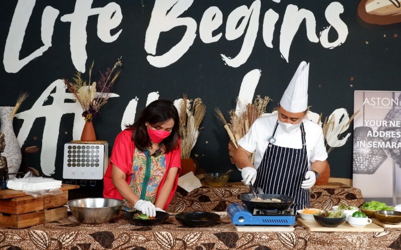Hotel Aston Inn Pandanaran Semarang mengajak Tia Hendi, istri dari Walikota Semarang Hendrar Prihadi, untuk memasak hidangan sehat yang ditayangkan secara langsung di siaran Instagram Live./Dok. Istimewa