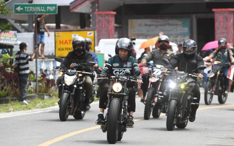  Jokowi Ngebut Naik Motor di Toba, Luhut: Ngejarnya Setengah Mati