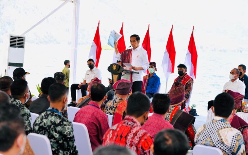  Jokowi Serahkan SK Hutan Sosial dan Sertifikat Tanah di Sumut