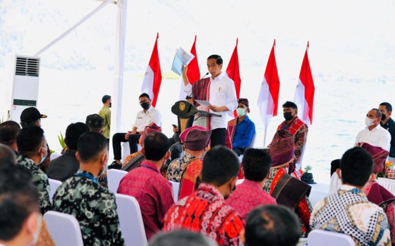 Presiden Jokowi menyerahkan SK Hutan Sosial dan SK TORA kepada masyarakat di Kabupaten Humbang Hasundutan, Sumut, Kamis (3/2/2022) - BPMI Setpres/Laily Rachev)