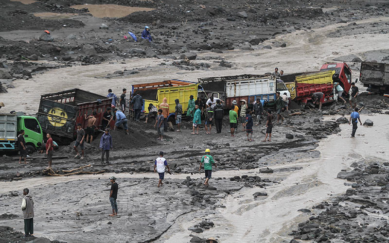 24 Truk Terjebak Banjir Lahar Gunung Merapi