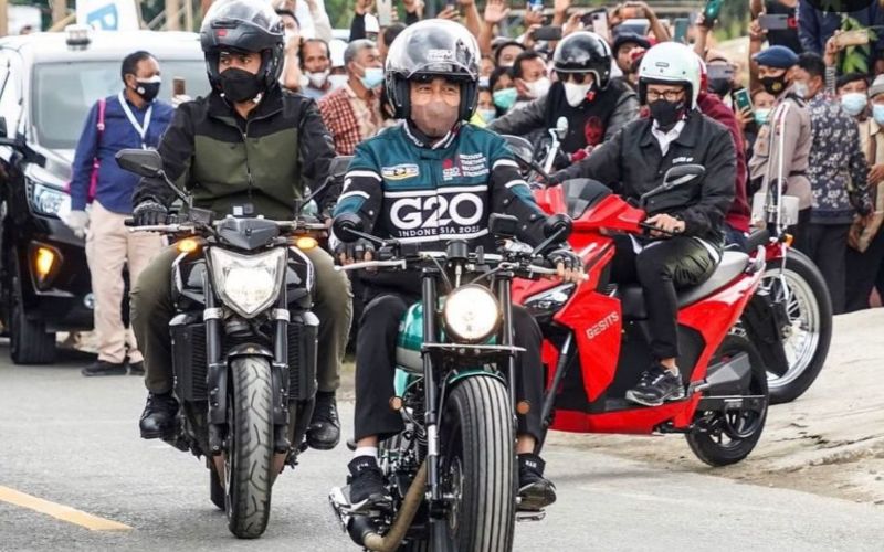  Sandiaga Uno Pilih Naik Motor Listrik saat Temani Jokowi di Toba