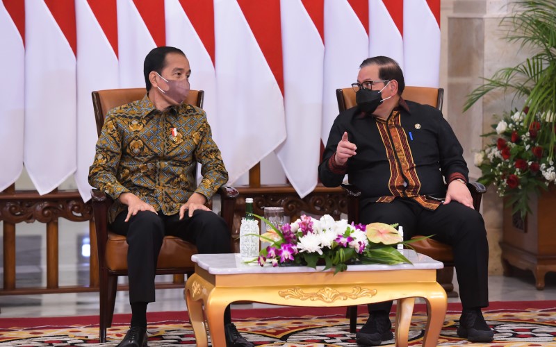 Presiden Jokowi berbincang dengan Seskab Pramono Anung di sela acara Peringatan HUT Ke-49 PDI Perjuangan, Senin (10/01/2022), di Istana Negara, Jakarta/Humas Setkab-Agung