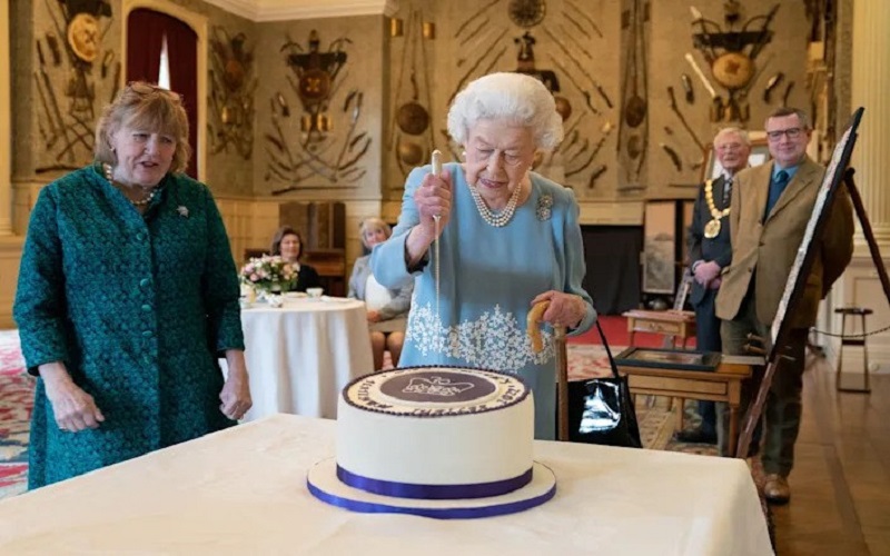  Foto-foto Ratu Elizabeth Potong Kue Rayakan 70 Tahun Bertahta, Platinum Jubilee