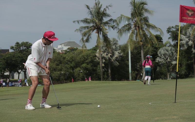 Ananda Omesh sedang bermain golf
