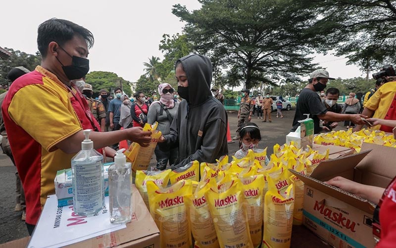 Sejumlah warga antre untuk membeli minyak goreng kemasan saat operasi pasar minyak goreng murah di Halaman Kantor Kecamatan Pamulang, Tangerang Selatan, Banten, Selasa (11/1/2022). Bisnis/Eusebio Chrysnamurti