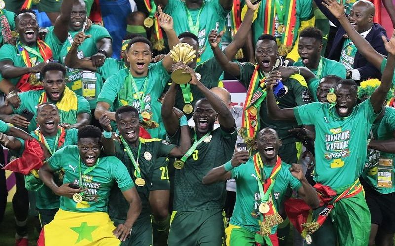 Kapten timnas Senegal Kalidou Koulibaly mengangkat trofi ketika merayakan sukses mereka menjuarai Piala Afrika 2021 setelah mengalahkan Mesir dalam adu penalti pada partai final di Olembe Stadium, Yaounde, Kamerun, 6 Februari 2022/Antara/Reuters/THAIER AL-SUDANI.