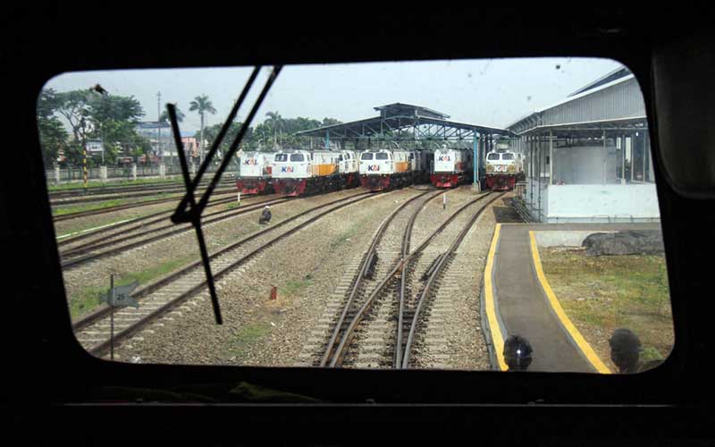 Sejumlah lokomotif berada di area perawatan Depo Kereta Cipinang, Jakarta, Kamis (29/4/2021). Bisnis/Arief Hermawan P