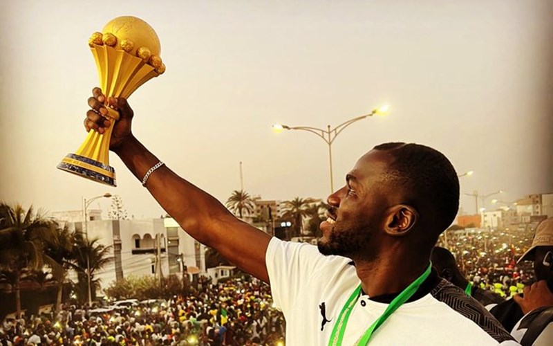 Kapten Senegal, Kalido Koulibaly memegang Piala Afrika 2021/Twitter
