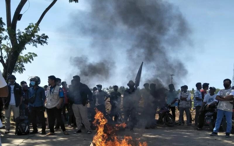  Ratusan Pemuda Lombok Tengah Blokir Jalan ke Sirkuit Mandalika