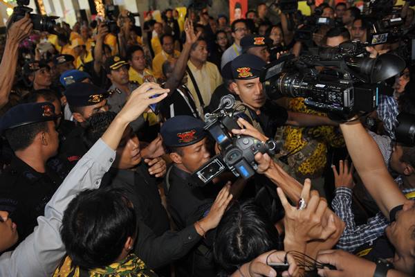 Sejumlah wartawan terlibat saling dorong dengan polisi setelah terjadinya kericuhan peserta Musyawarah Nasional Luar Biasa (Munaslub) Partai Golkar 2016 di Nusa Dua, Bali, Senin (16/5). /Antara