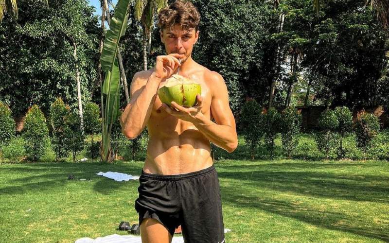  Minum Kelapa hingga Olahraga di Pantai, Pembalap MotoGP Nikmati Mandalika 