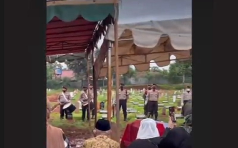  Foto Jenazah AKP Novandi Arya Dimakamkan Secara Militer di Jakarta