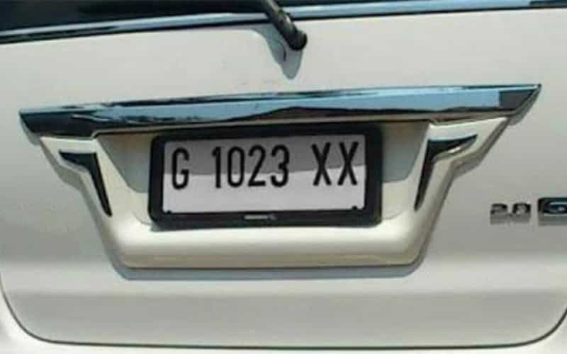 Ilustrasi pelat nomor kendaraan berwarna putih/momobil.id.