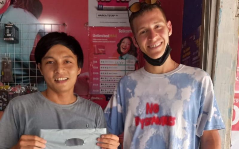  Viral Foto Pembalap MotoGP Fabio Quartaro Beli Kartu Perdana di Konter HP