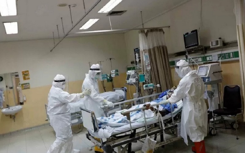 Ilustrasi - Tenaga medis dengan alat dan pakaian pelindung bersiap memindahkan pasien positif Covid-19 dari ruang ICU menuju ruang operasi di Rumah Sakit Persahabatan, Jakarta, Rabu (13/5/2020)./Antara