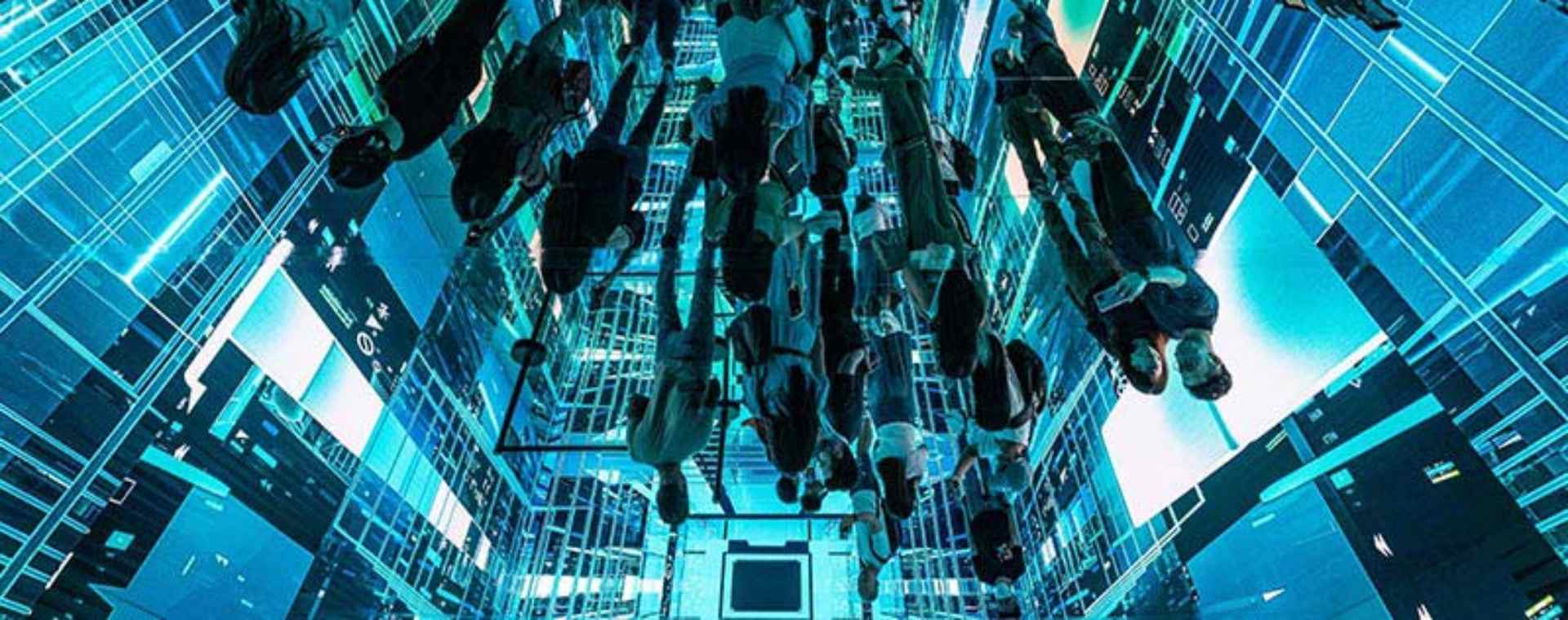 Pengunjung berada di dekat instalasi seni imersif berjudul Machine Halusinasi - Space: Metaverse saat acara Digital Art Fair Asia yang menampilkan seni digital dan NFT di Hong Kong, China, Minggu (3/10/2021) Bloomberg/Lam Yik