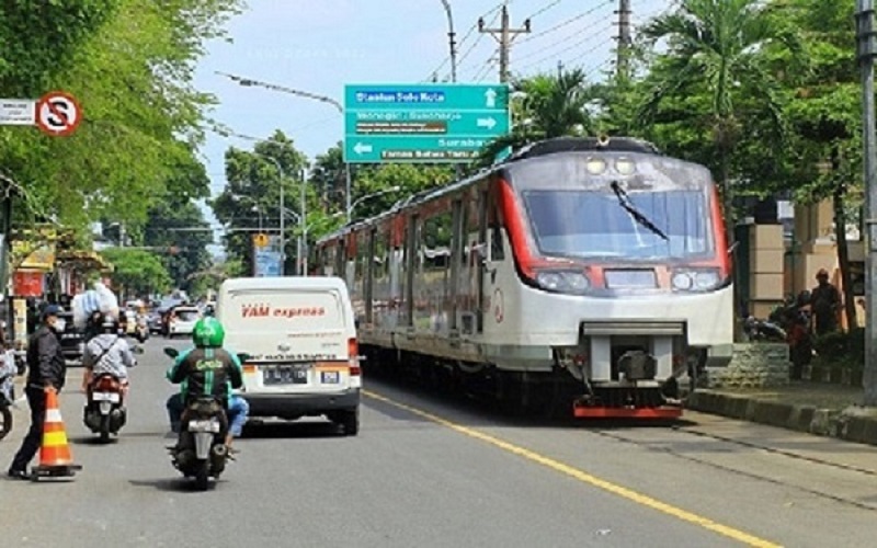  PT KAI Imbau Masyarakat Berhati-hati Saat Lewat & Memarkir Kendaraan di Kawasan Slamet Riyadi