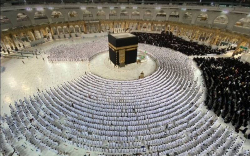 Umat Islam dari berbagai penjuru dunia kembali bisa melaksanakan ibadah umrah di Masjidil Haram, Makkah seiring diolonggarkannya protokol Covid-19 oleh Kerajaan Arab Saudi/Instagram @haramain_info