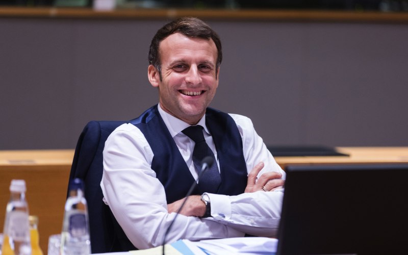 Presiden Prancis Emmanuel Macron tersenyum di sela-sela pertemuan para pemimpin Uni Eropa di Brussels, Belgia, Jumat (11/12/2020)./Bloomberg-Thierry Monasse