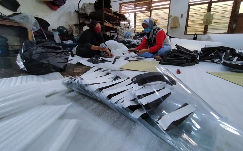 Sejumlah pekerja di S&R Production tengah membuat Face Shield, Kamis (18/6/2020)./Harian Jogja-Jalu Rahman Dewantara