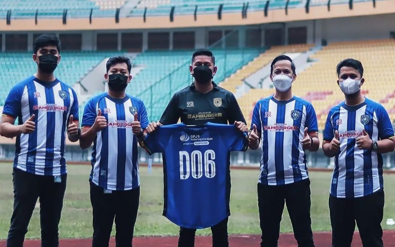 Kepala Cabang BPJamsostek Pekanbaru Panam, Anwar Hidayat (kedua kanan), bersama General Manager PSPS Riau Edward Riansyah (tengah) saat menyerahkan tanda bukti kepesertaan BPJamsostek. /Istimewa