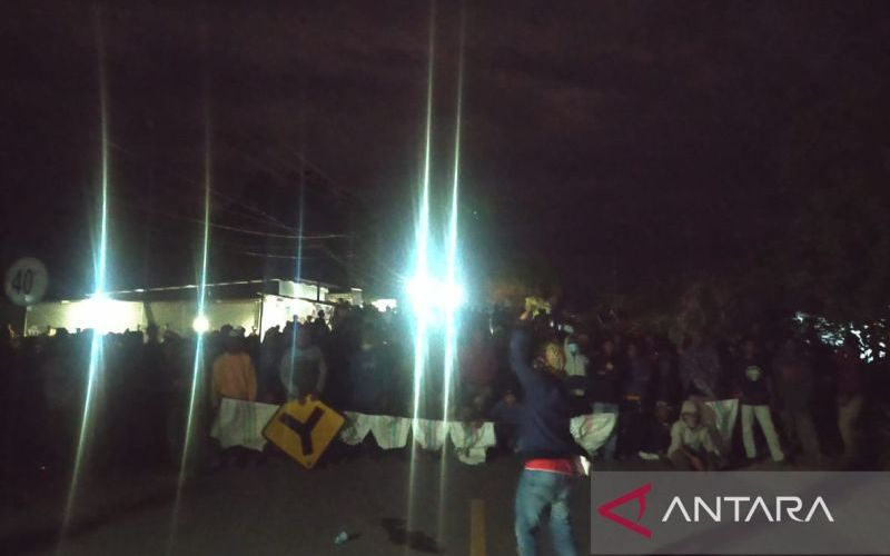 Suasana unjuk rasa penolakan tambang di Desa Katulistiwa, Kecamatan Tinombo Selatan, Kabupaten Parigi Moutong, Sabtu (12/2/2022) malam. ANTARA/HO/Novita