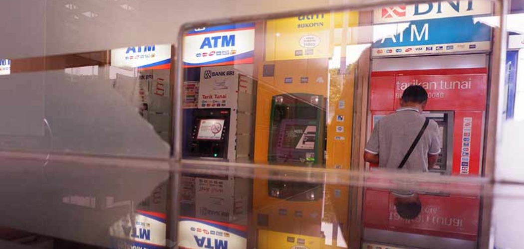 Nasabah bertransaksi di Galeri Anjungan Tunai Mandiri (ATM) di Jakarta, Minggu (29/7/2019). /Bisnis-Nurul Hidayat