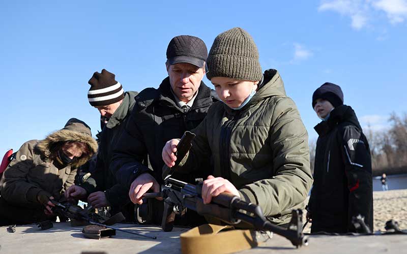  Bersiap Hadapi Invasi Rusia, Anak-Anak di Ukraina Belajar Menggunakan Senjata Api