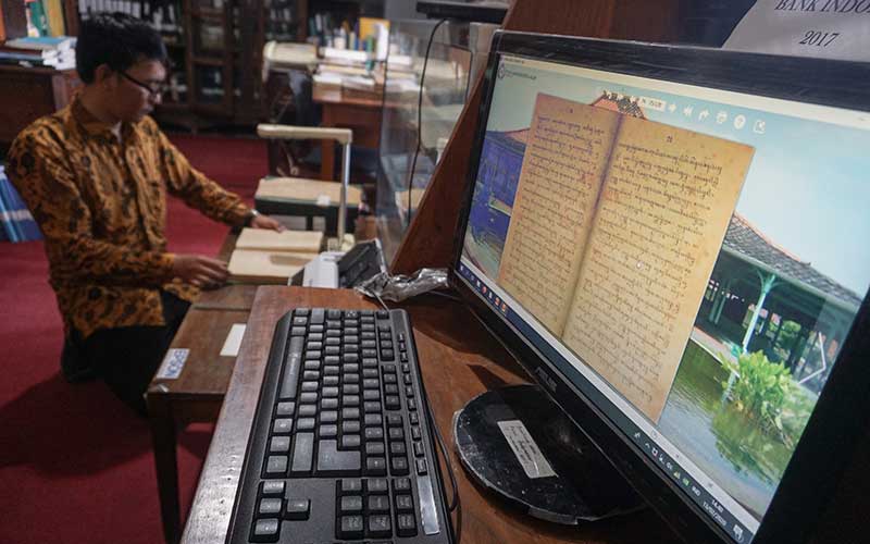 Karyawan melakukan proses digitalisasi naskah koleksi Perpustakaan Reksa Pustaka di Keraton Mangkunegaran, Solo, Jawa Tengah, Kamis (13/2/2020). Proses digitalisasi arsip dan dokumen koleksi Perpustakaan Mangkunegaran tersebut dilakukan untuk menyelamatkan arsip kuno yang mudah rapuh menjadi bentuk digital sehingga mempermudah pengunjung dalam mengaksesnya. ANTARA FOTO/Mohammad Ayudha