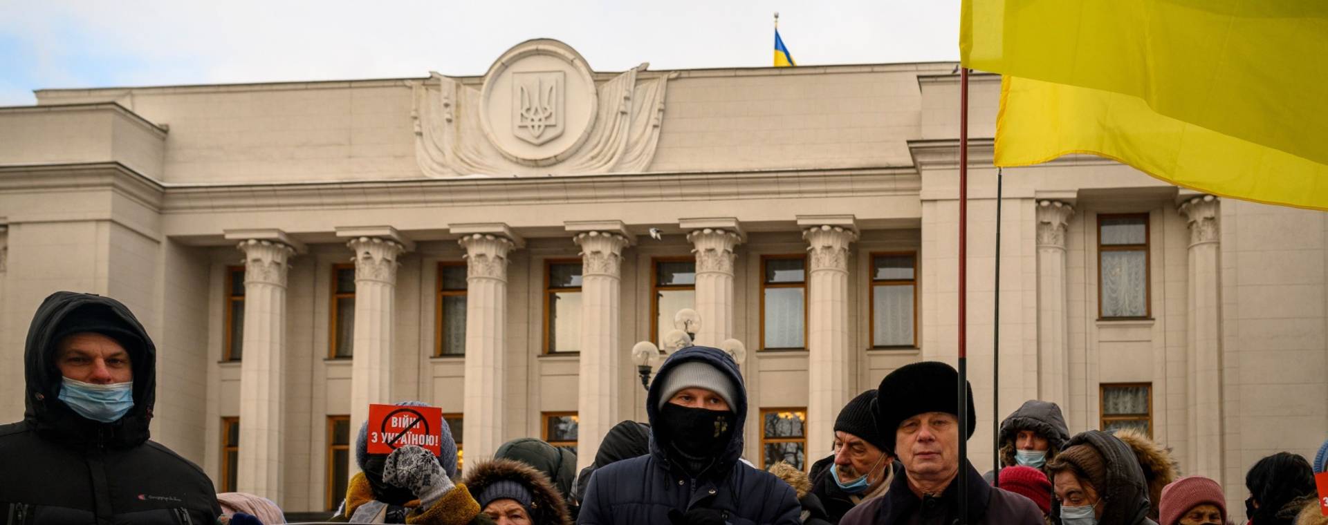 Para demonstran dari kelompok antipeperangan dengan Rusia berada di luar gedung parlemen nasional Ukraina, juga dikenal sebagai Rada Verkhova, di Kyiv, Ukraina.  - Bloomberg
