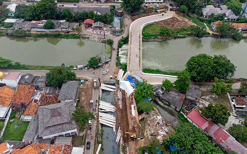  Baru Diresmikan, Jembatan KW 6 di Karawangan Ambles