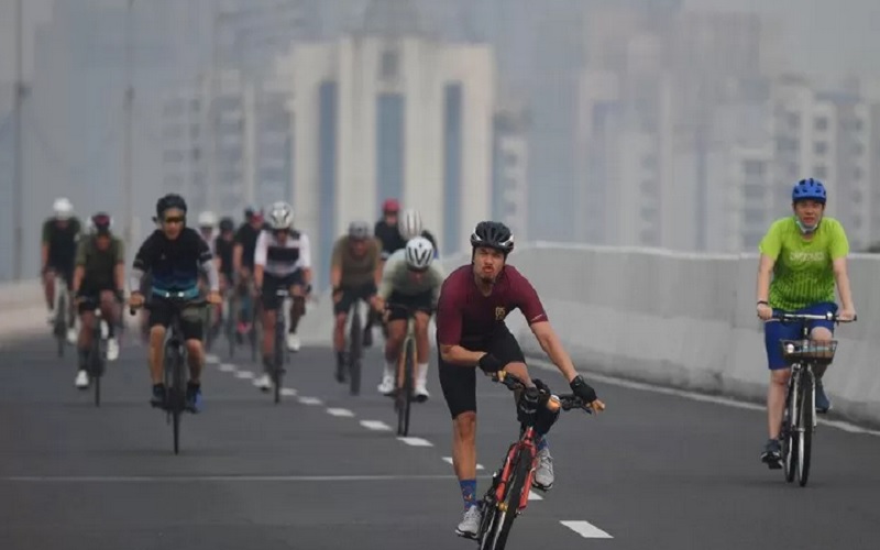 Sejumlah pesepeda memacu kecepatan saat berlangsung uji coba pemberlakuan lintasan road bike di jalan layang non tol (JLNT) Kampung Melayu-Tanah Abang, Jakarta, Minggu (23/5/2021)./Antararn